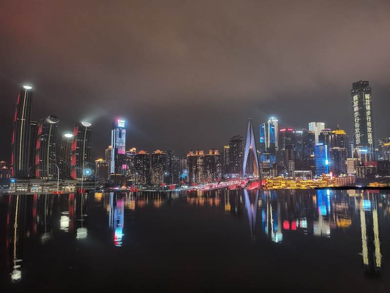 夜色中的城市天际线-重庆来福士洪崖洞同框图片