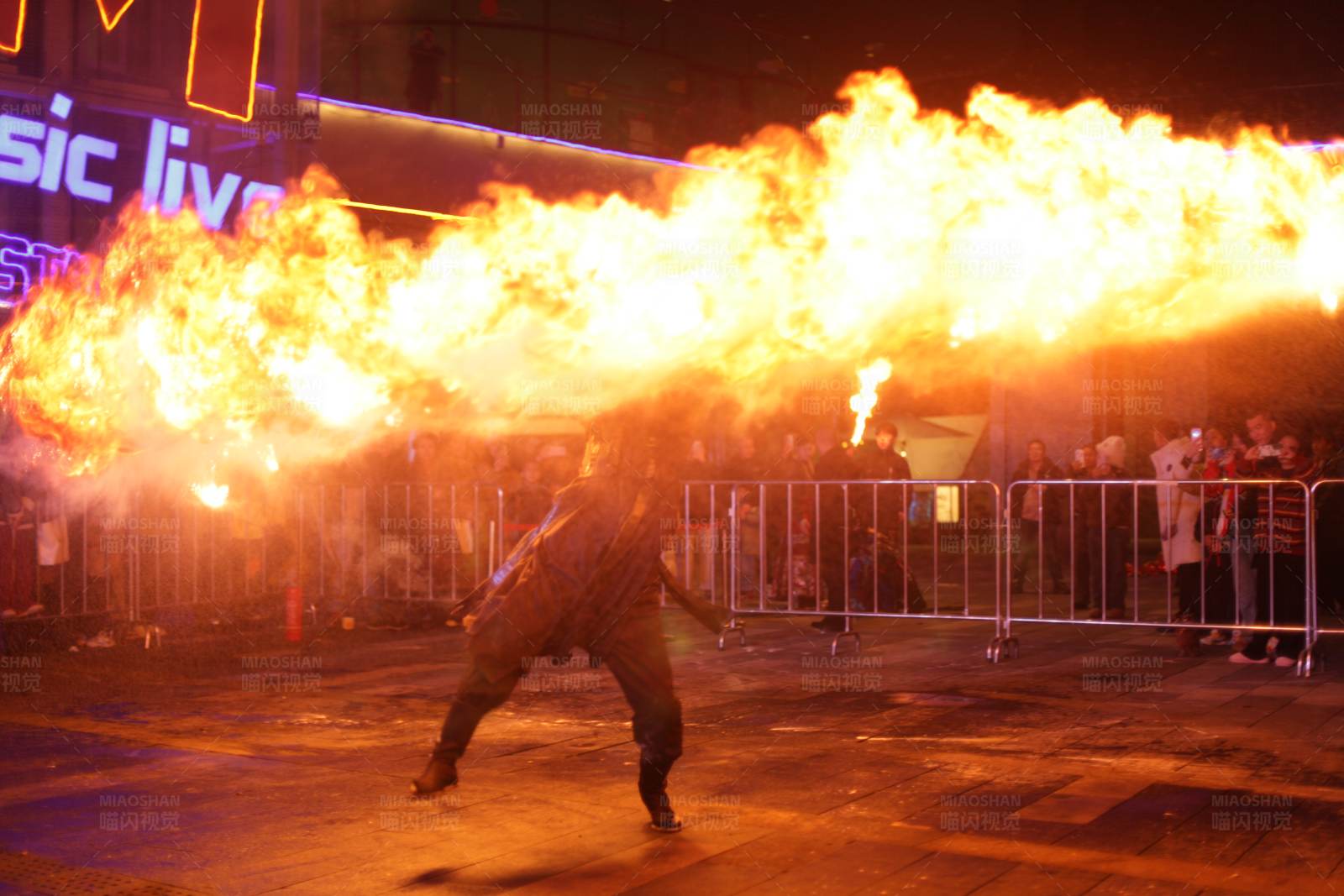 火焰刀表演者图片