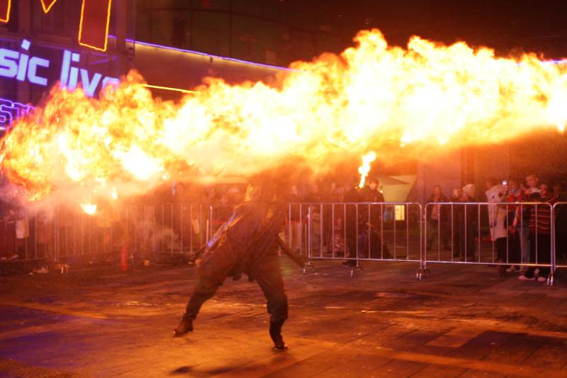 火焰刀表演者图片