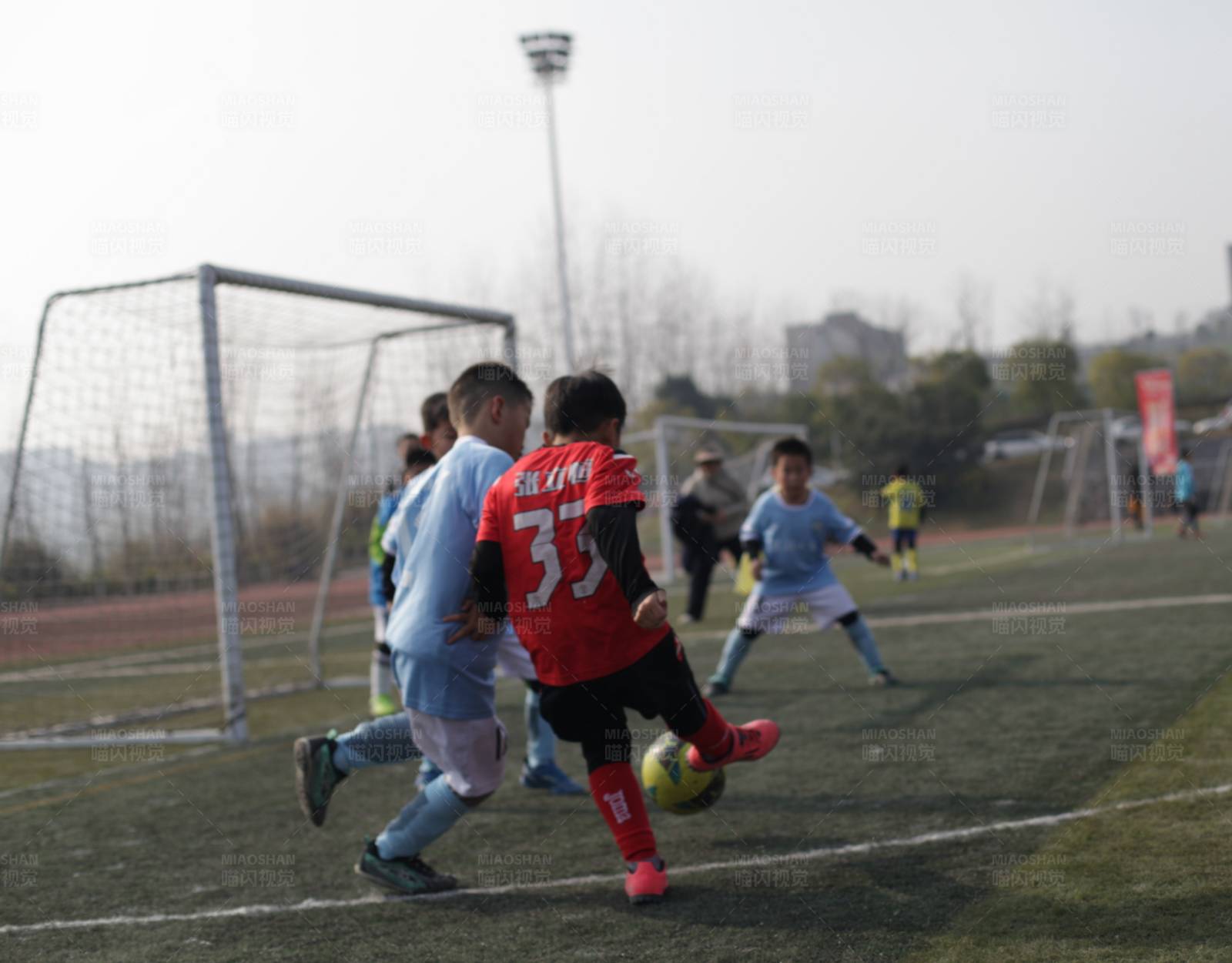 小学生足球比赛瞬间图片