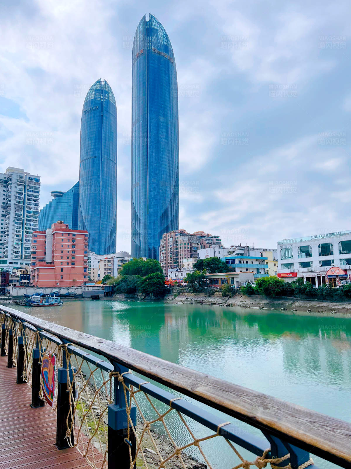 双子塔映水天际线图片