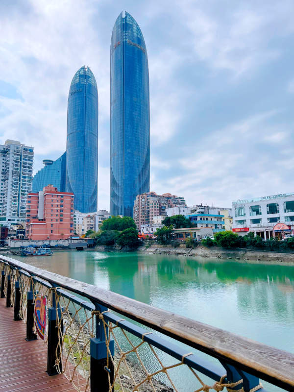 双子塔映水天际线图片