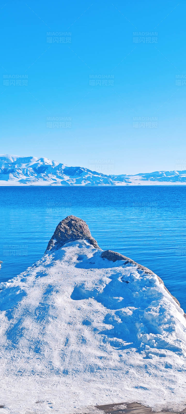 冰雪覆盖的湖畔山峰图片