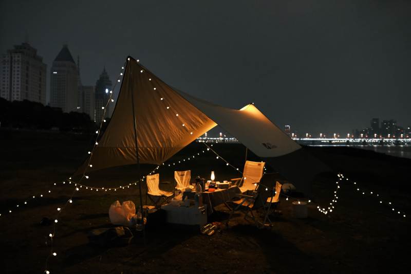 夜幕下的浪漫露营图片