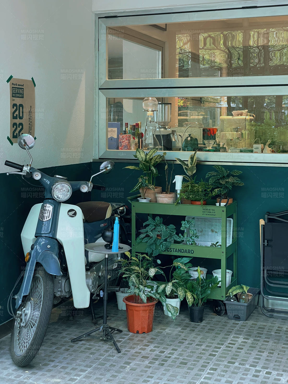 都市绿植与复古摩托图片