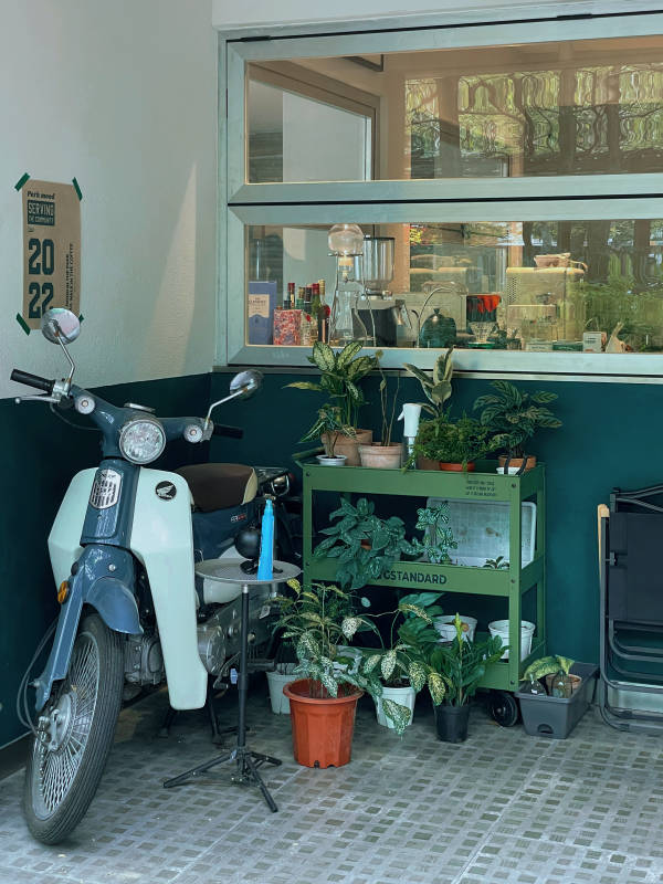 都市绿植与复古摩托图片