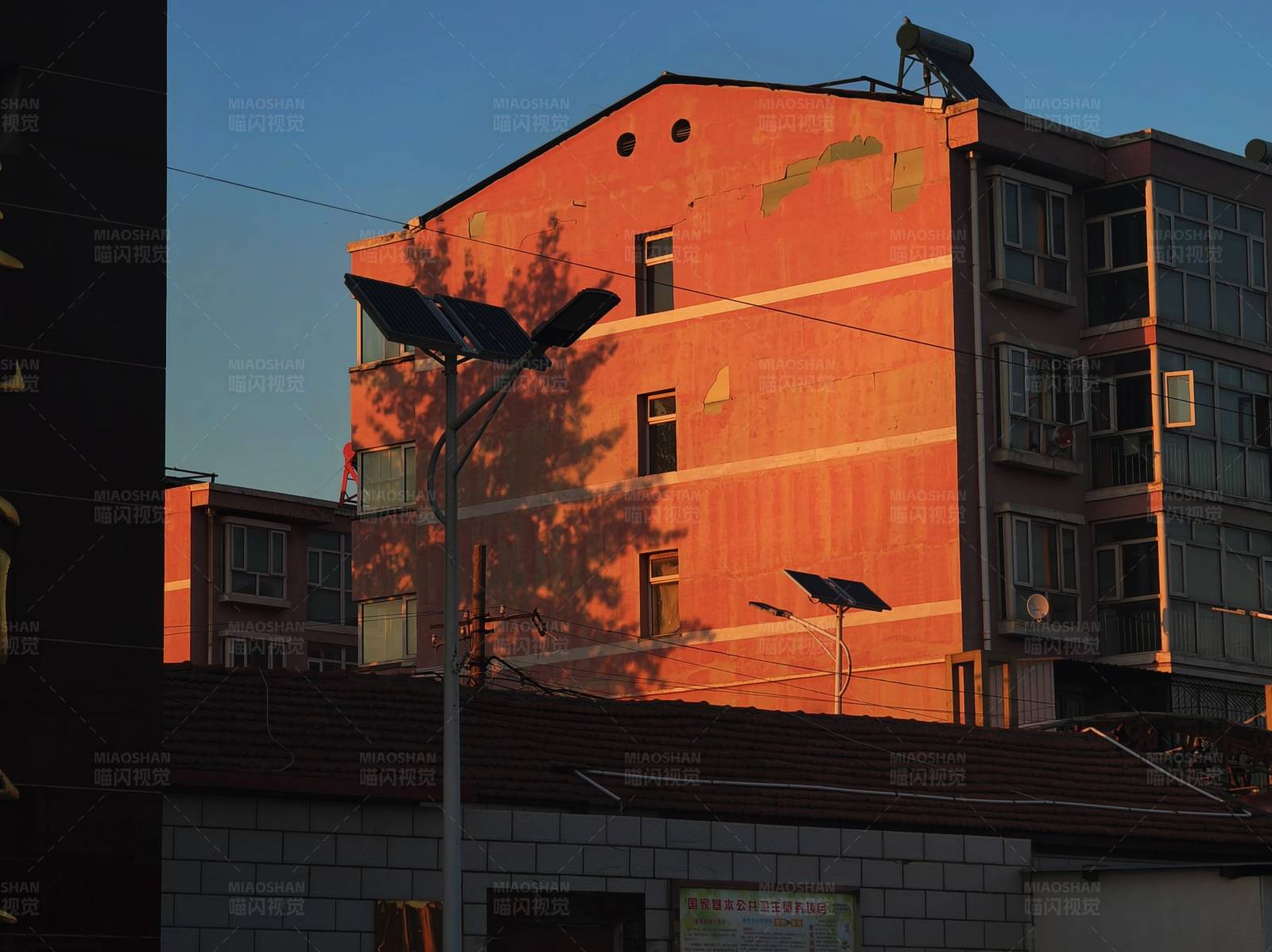 夕阳下的城市剪影图片