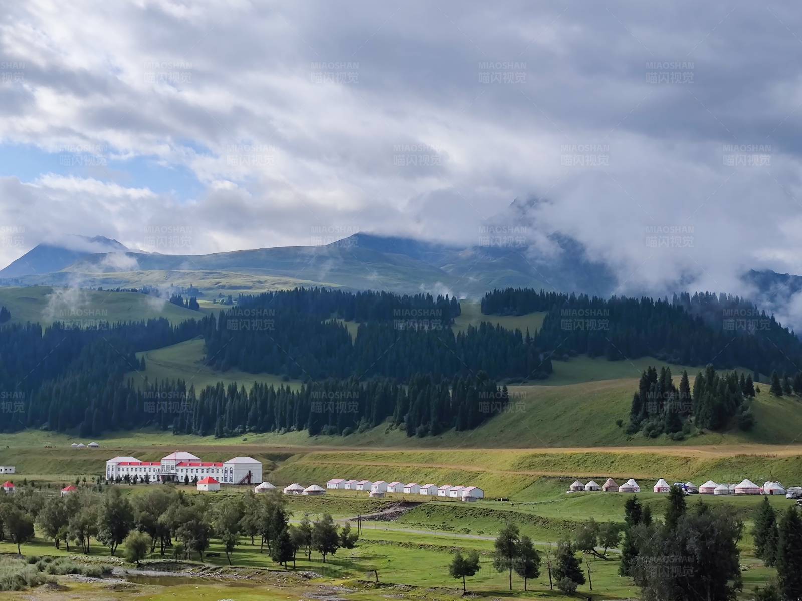 山脚下的白色建筑群图片