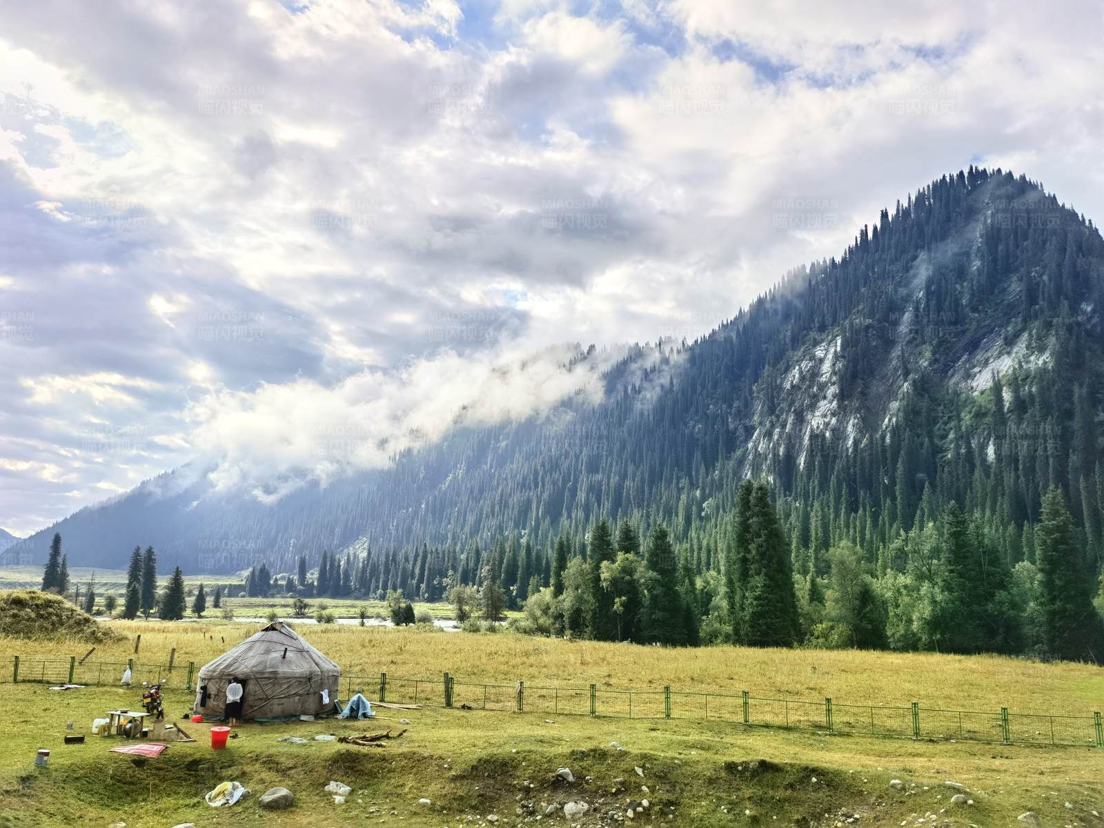 草原上的蒙古包图片