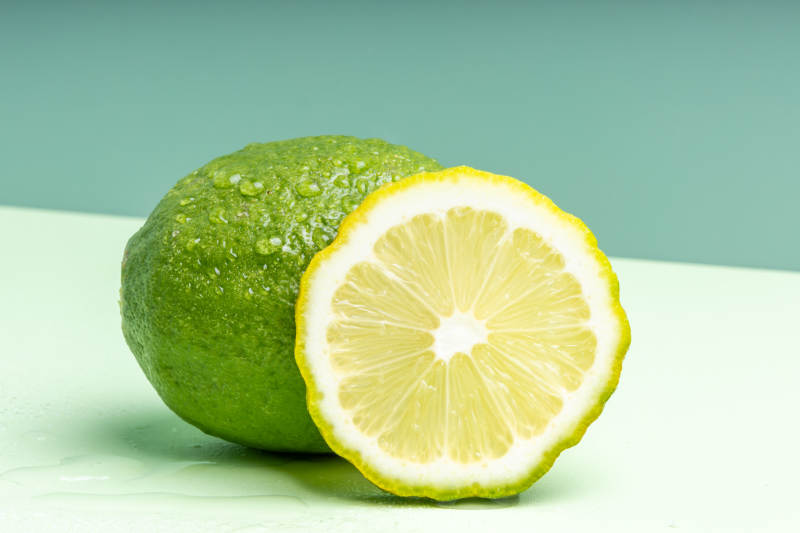 青柠与半片柠檬图片