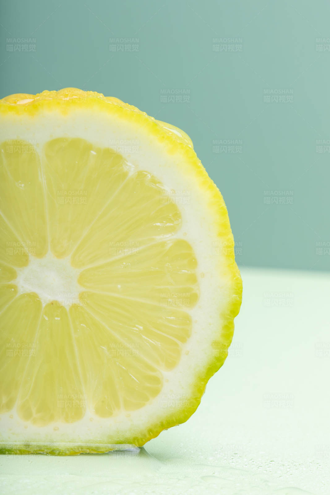 切片柠檬的清新特写图片