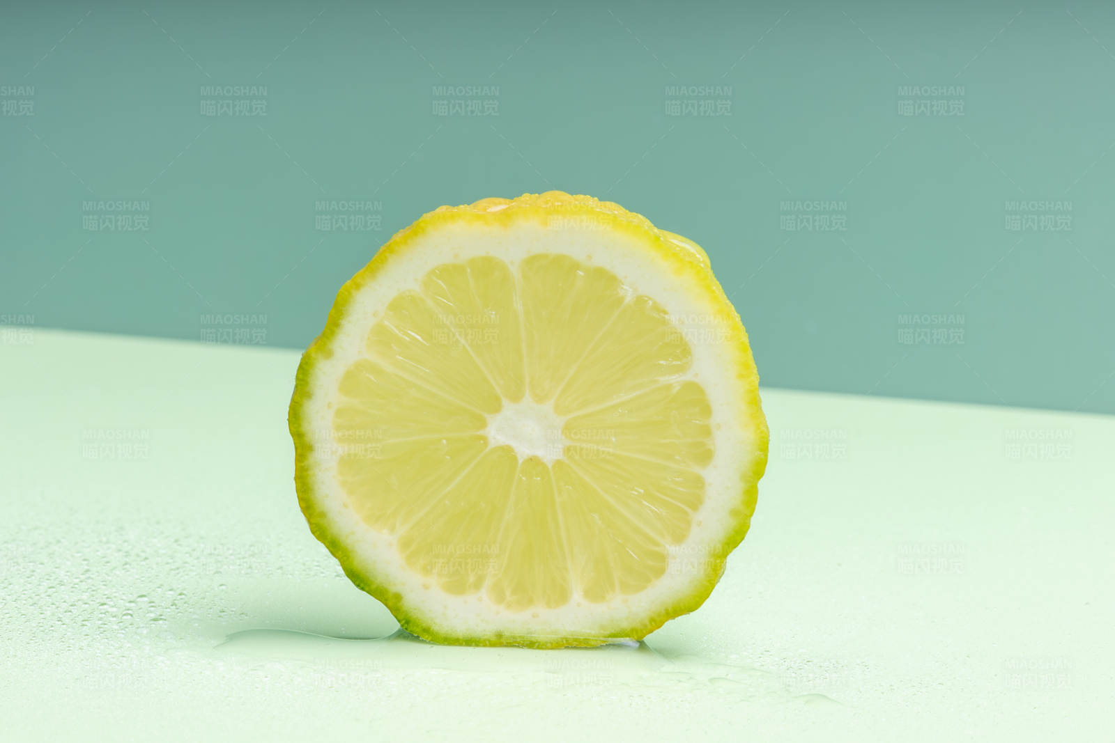 切片柠檬的清新瞬间图片