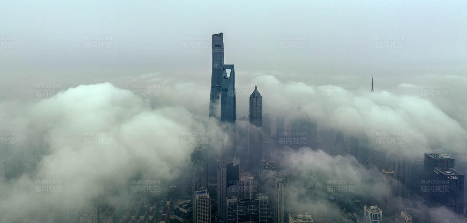 云雾中的城市天际线图片