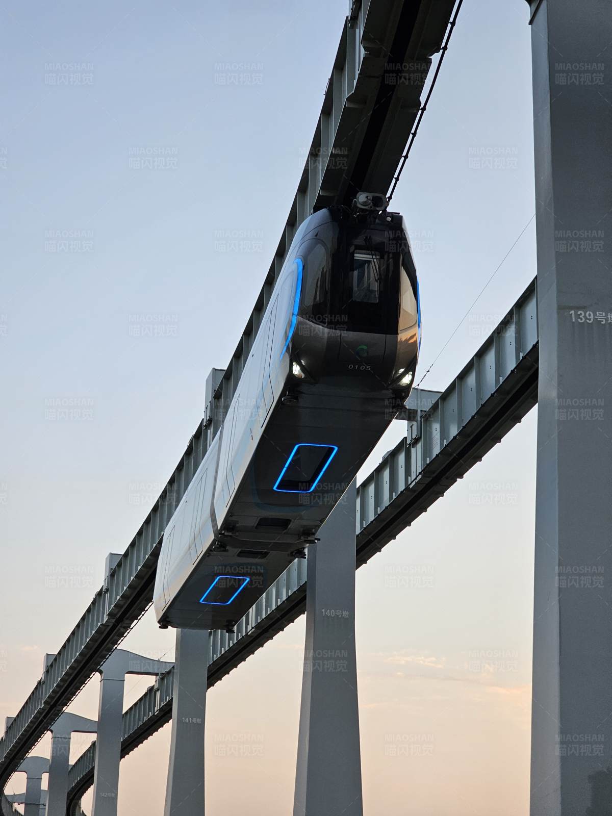 未来感十足的空中列车图片