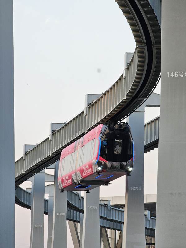 空中列车穿行都市图片