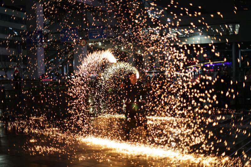 火花四溅的夜晚图片