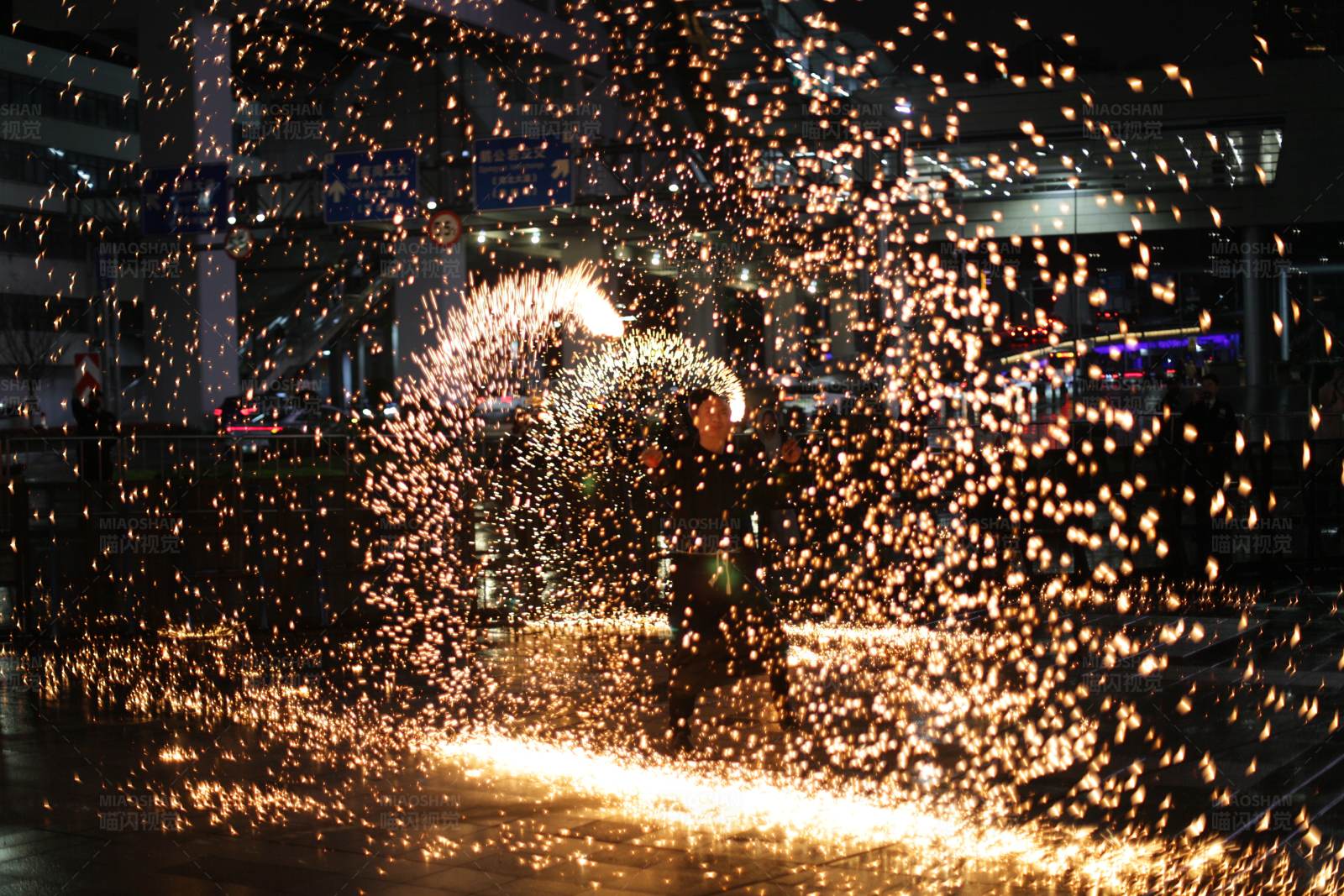 火花四溅的夜晚图片