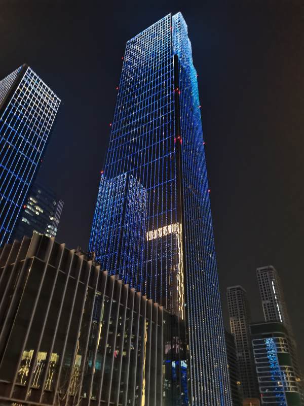 重庆江北嘴金融中心夜景中的摩天大楼图片