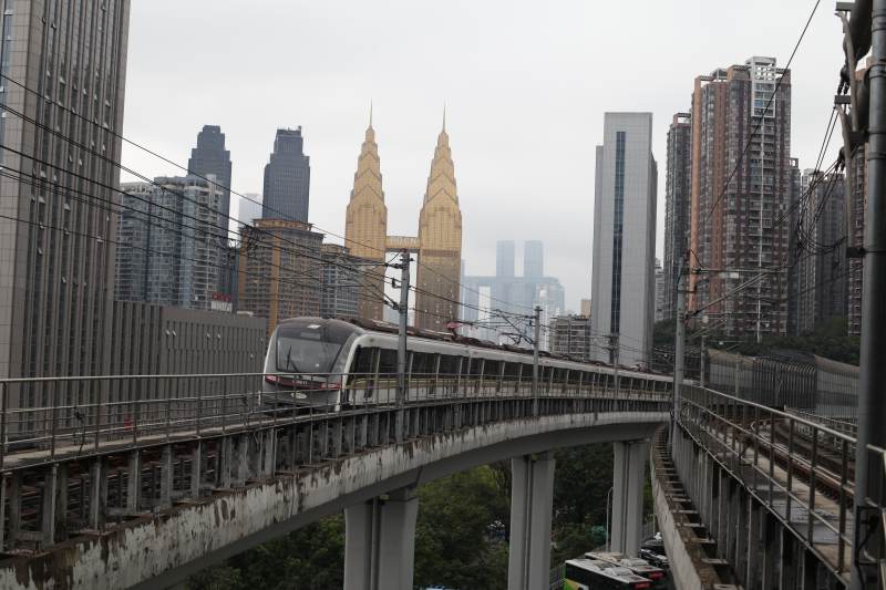 重庆双子塔与轻轨图片