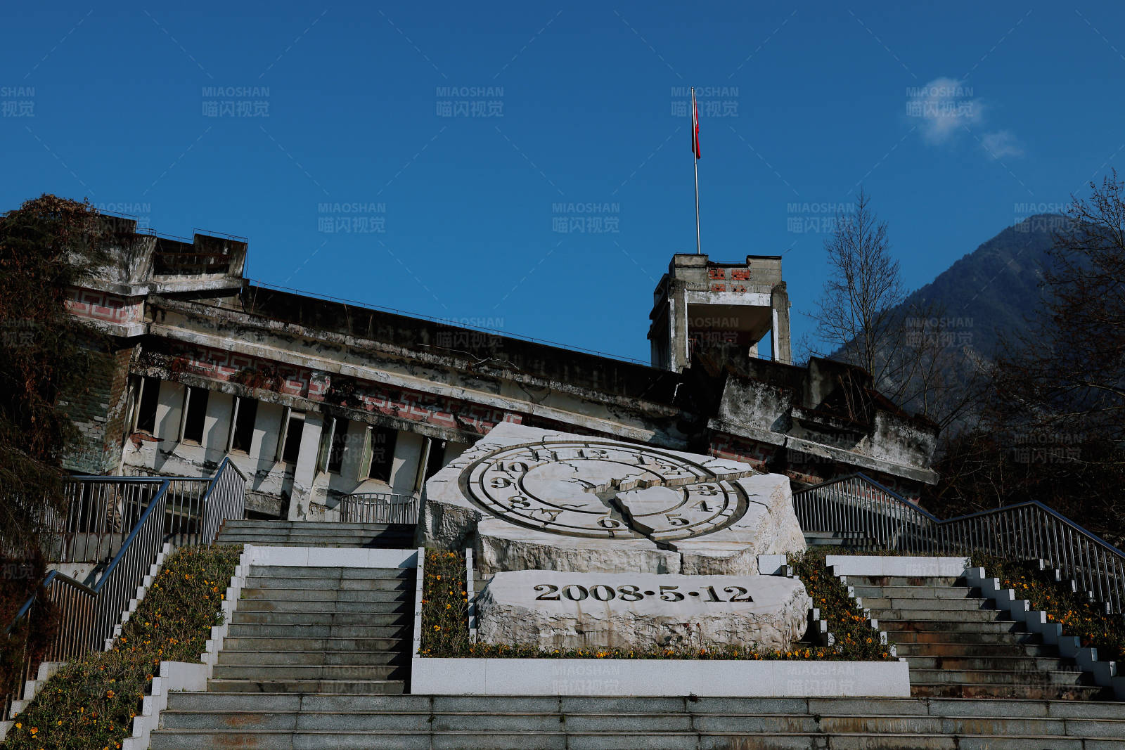 汶川地震纪念钟楼图片