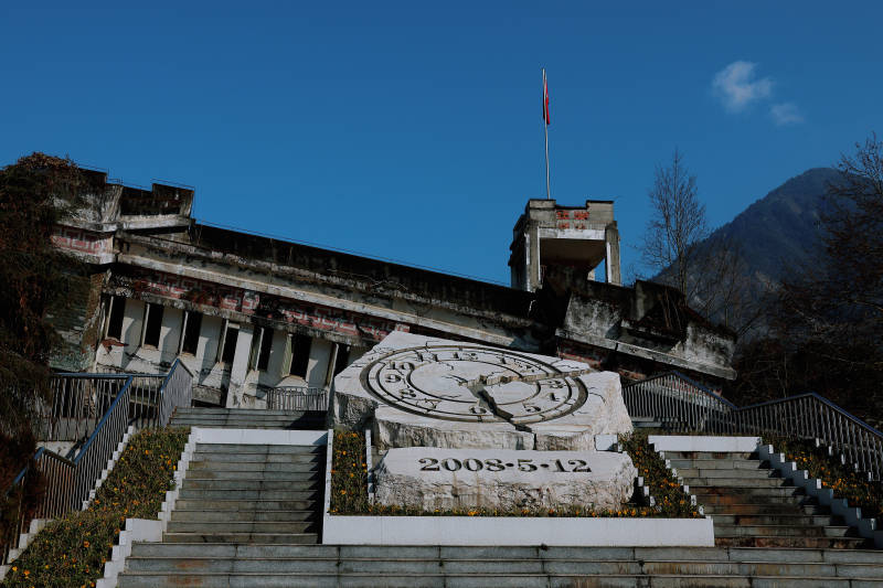 汶川地震纪念钟楼图片