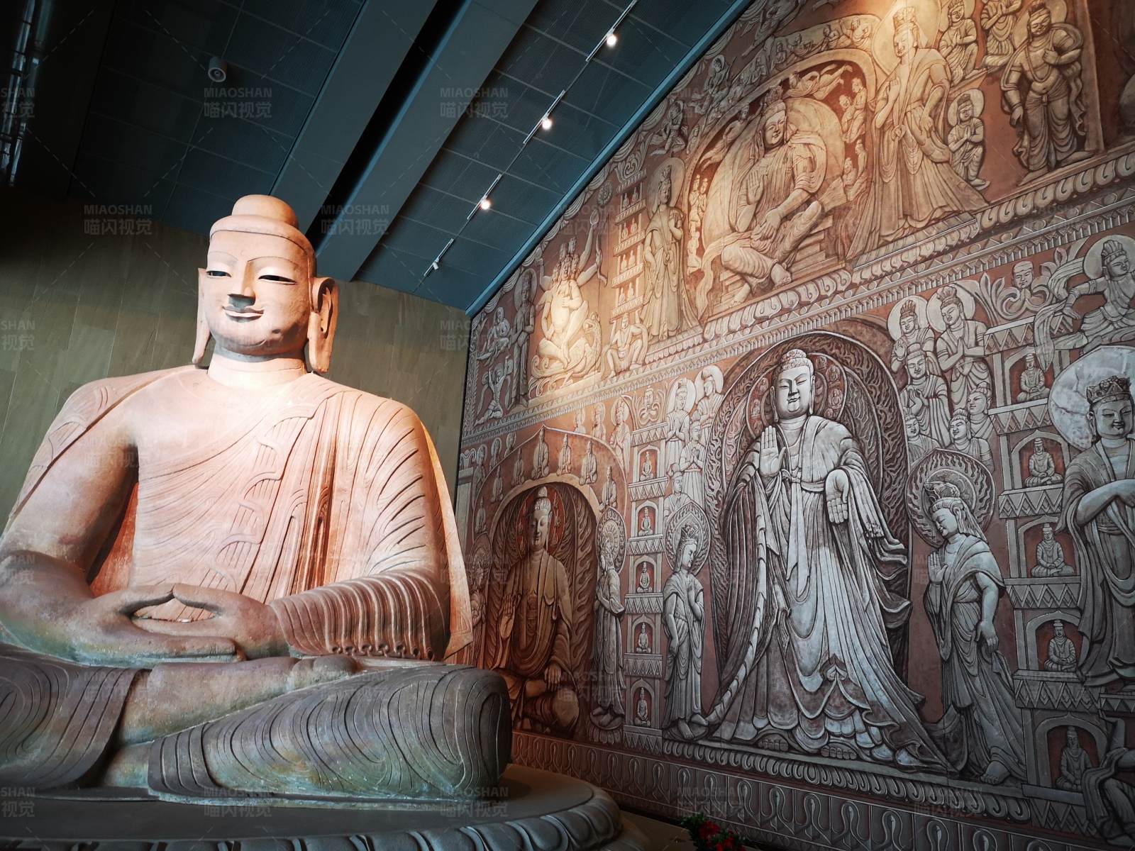 佛陀雕像与浮雕墙图片
