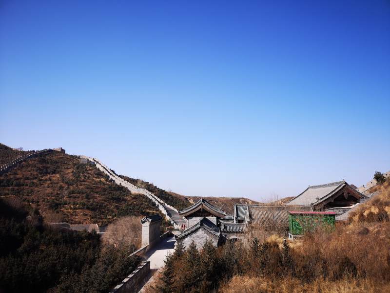 长城蜿蜒 穿越山岭图片