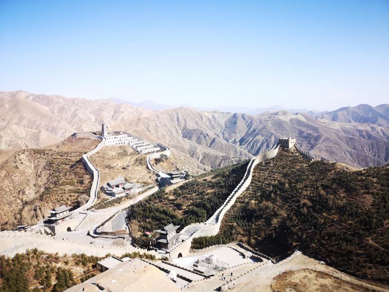 长城蜿蜒山间图片