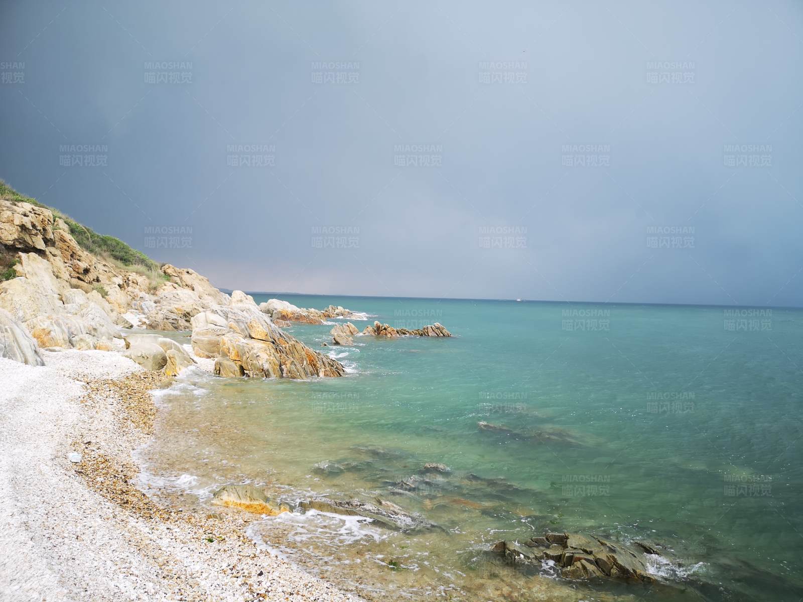 海滨岩石与海景图片