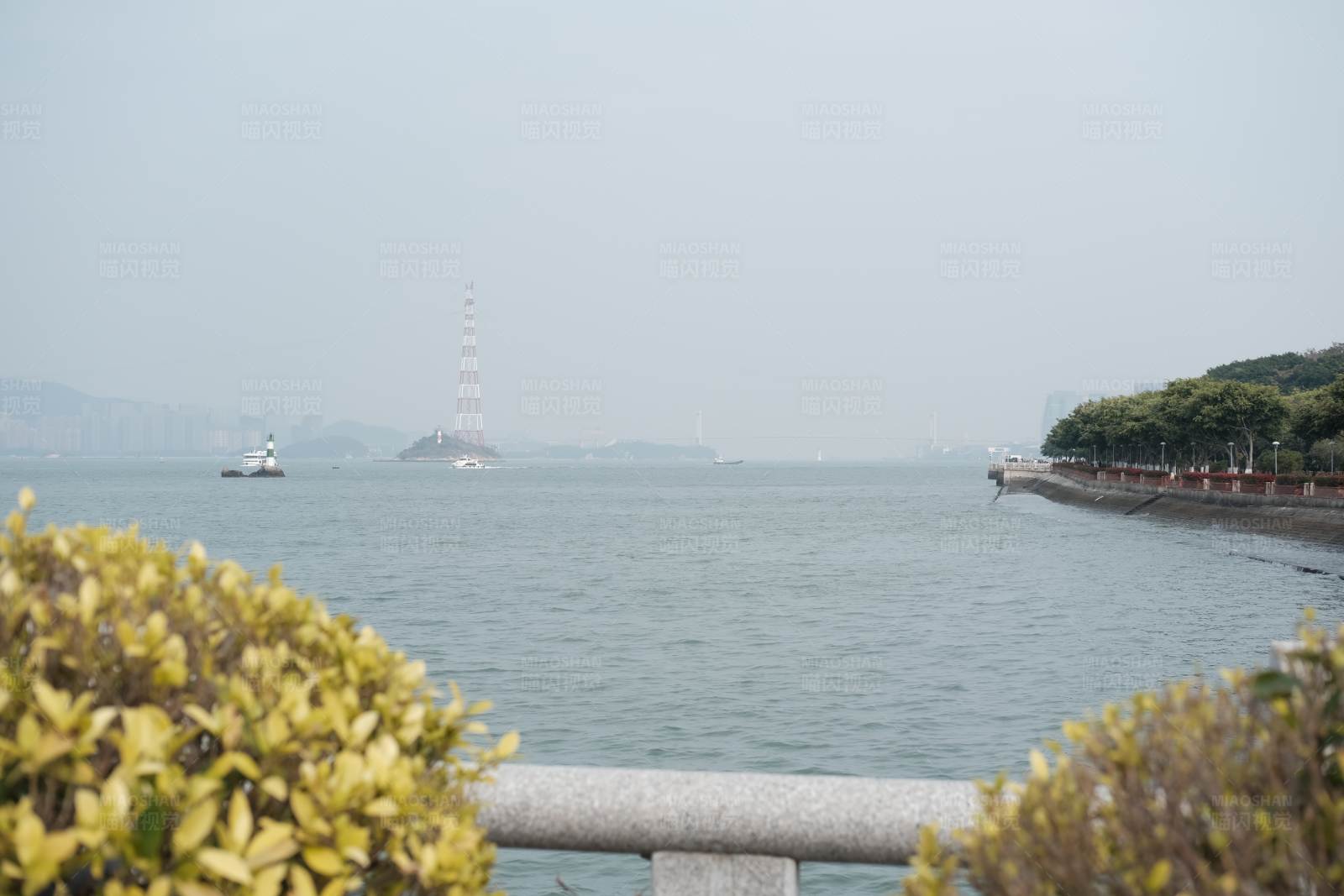 江边风景与远处灯塔图片