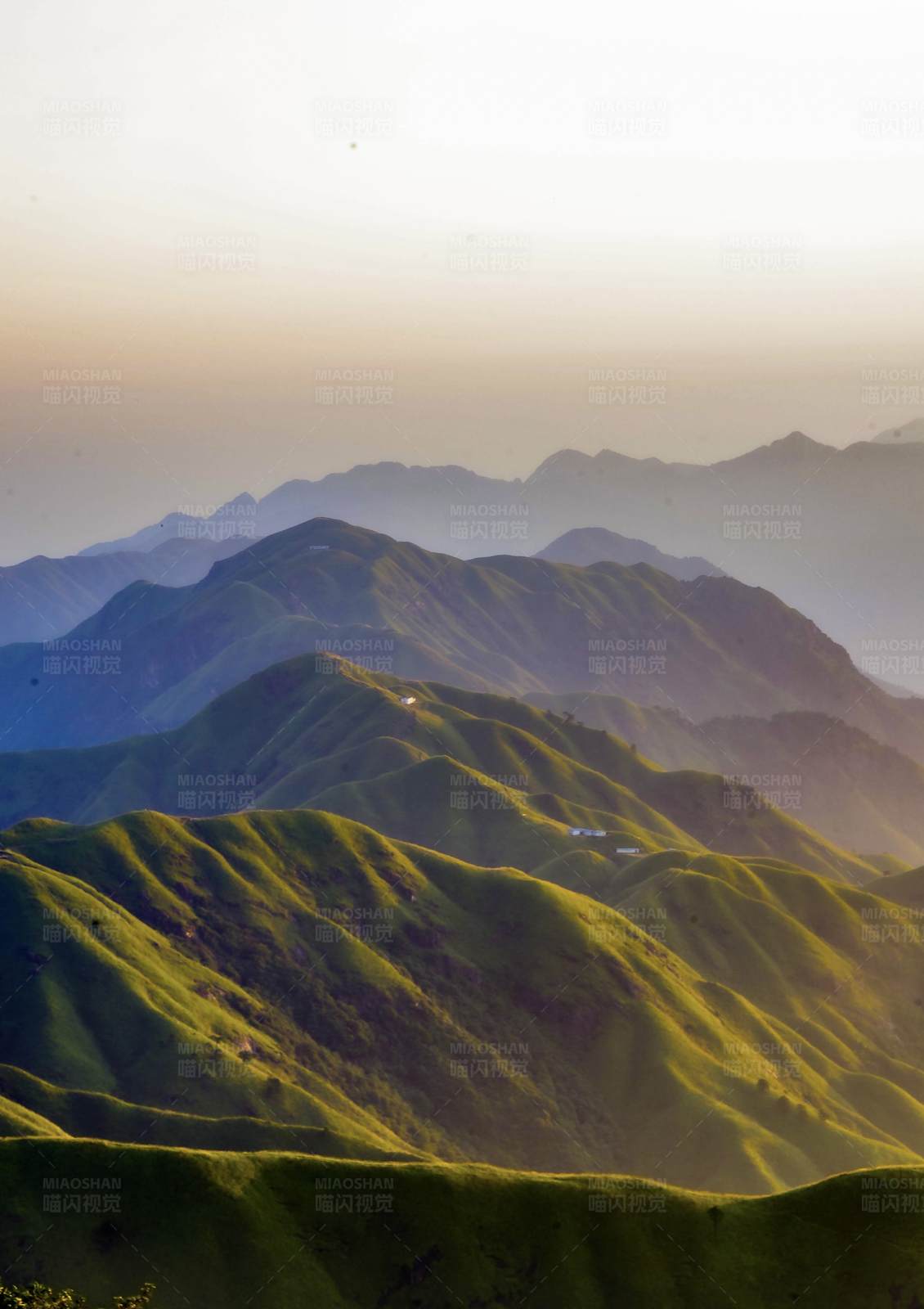 朝阳下的武功山绿色山脉图片