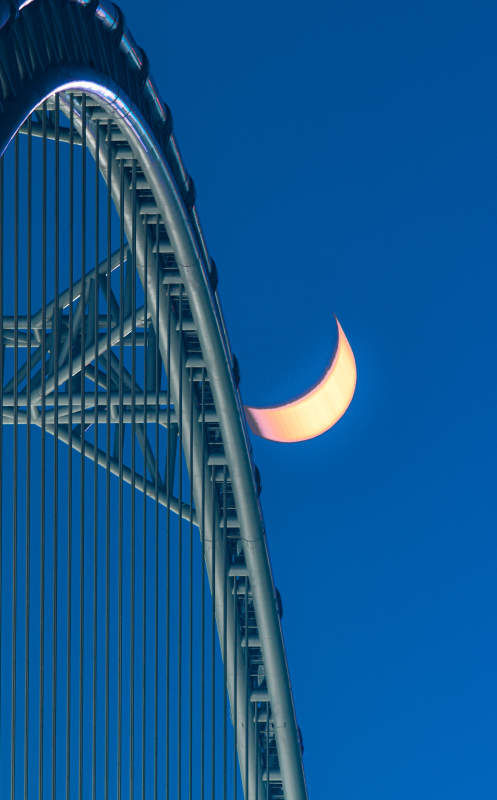 月牙与桥塔图片
