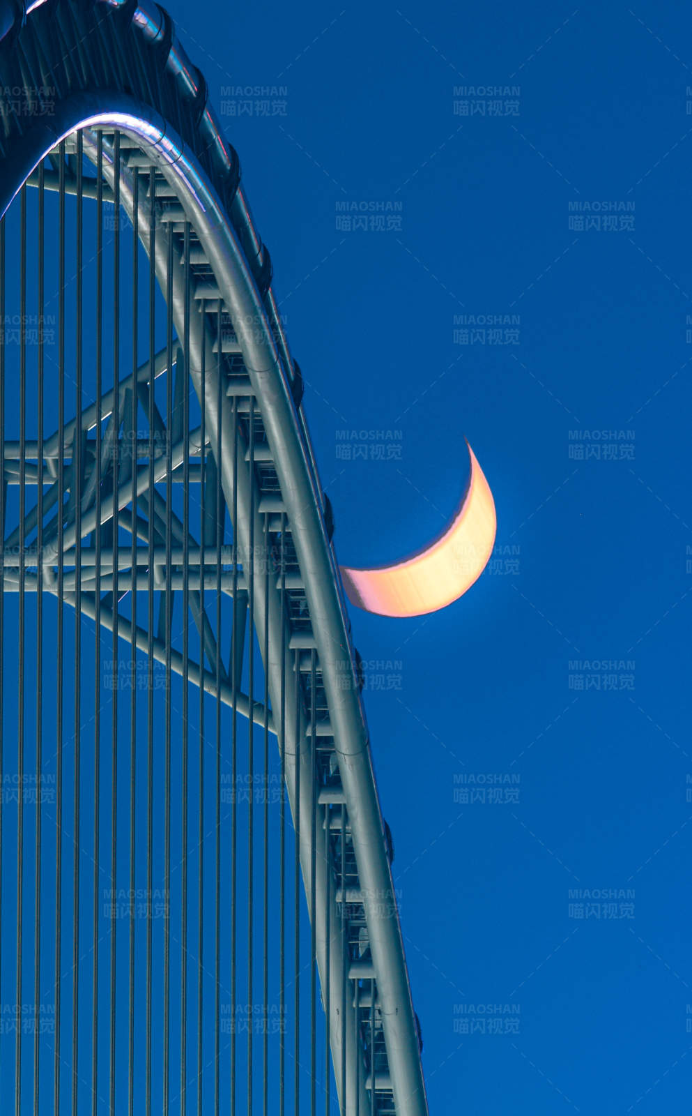 月牙与桥塔图片