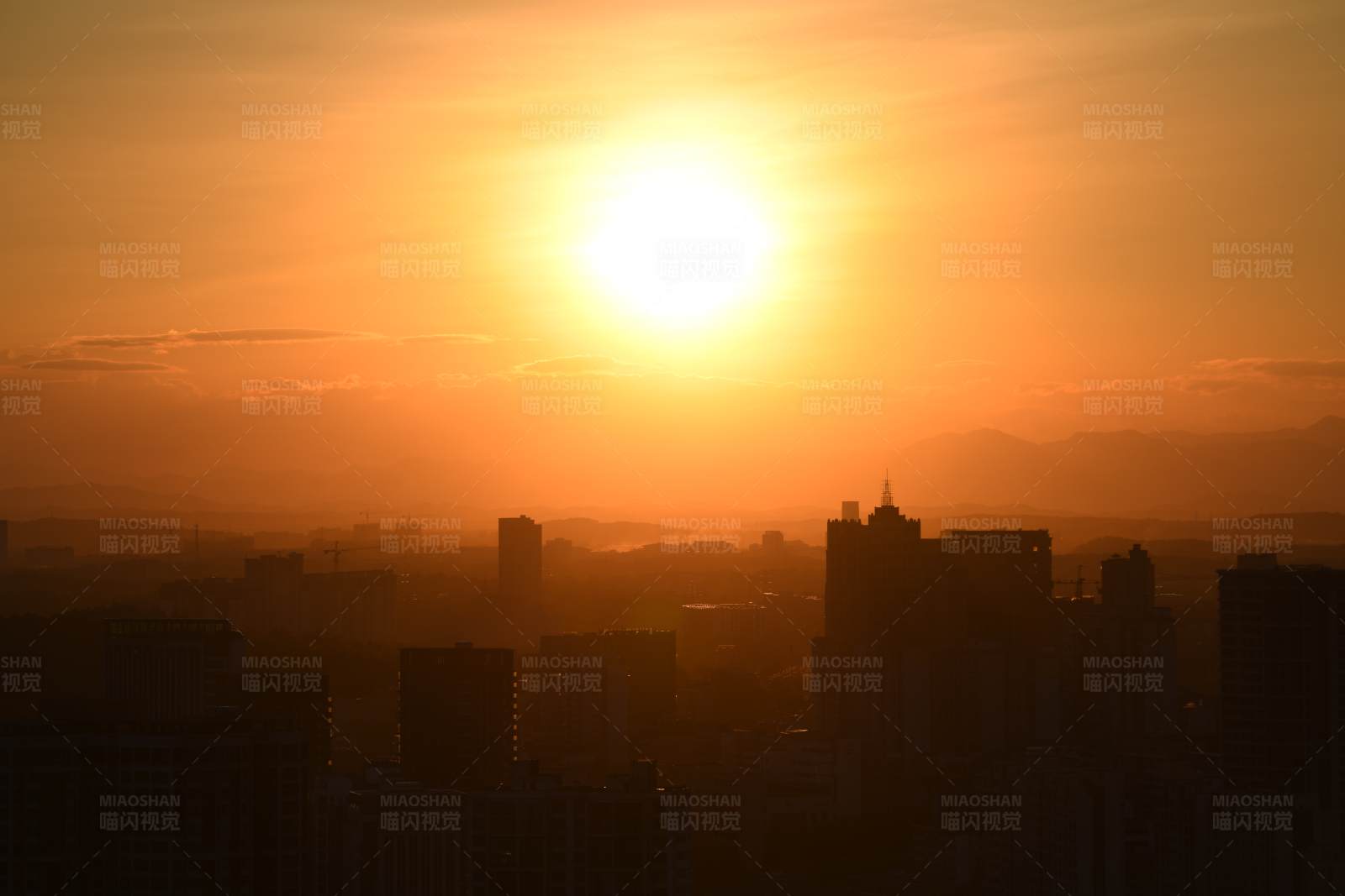 城市剪影日落图片