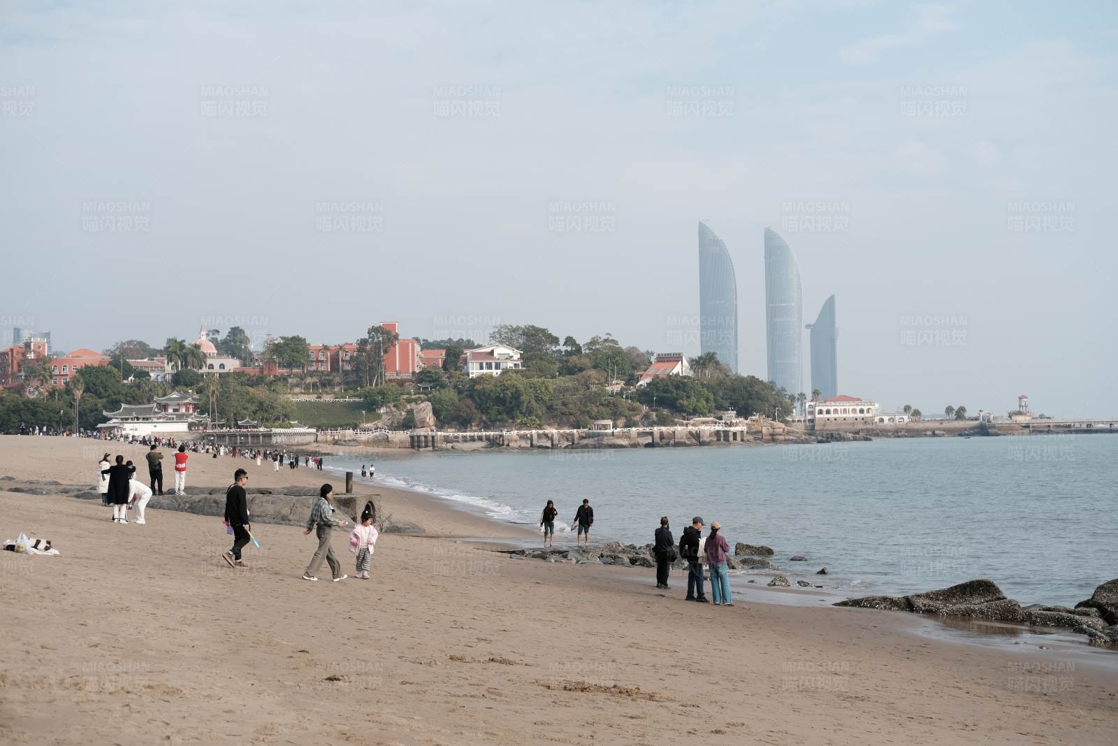 厦门海滩与双子塔图片