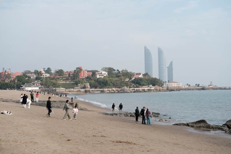 厦门海滩与双子塔图片