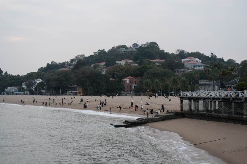 海滩与山丘图片