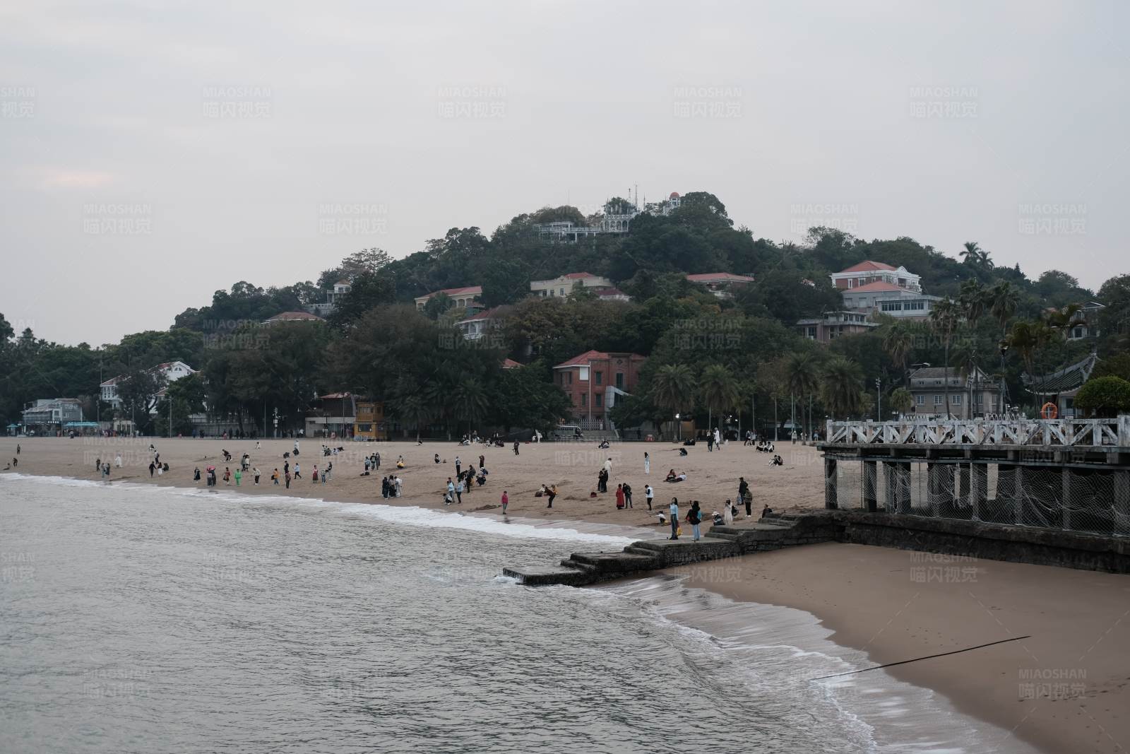 海滩与山丘图片