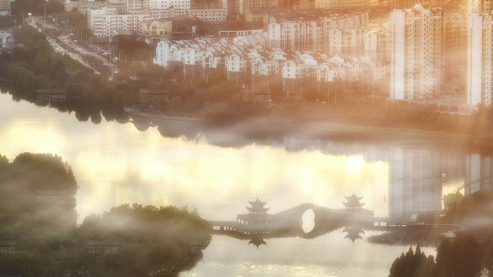 晨光中的城市与古桥图片