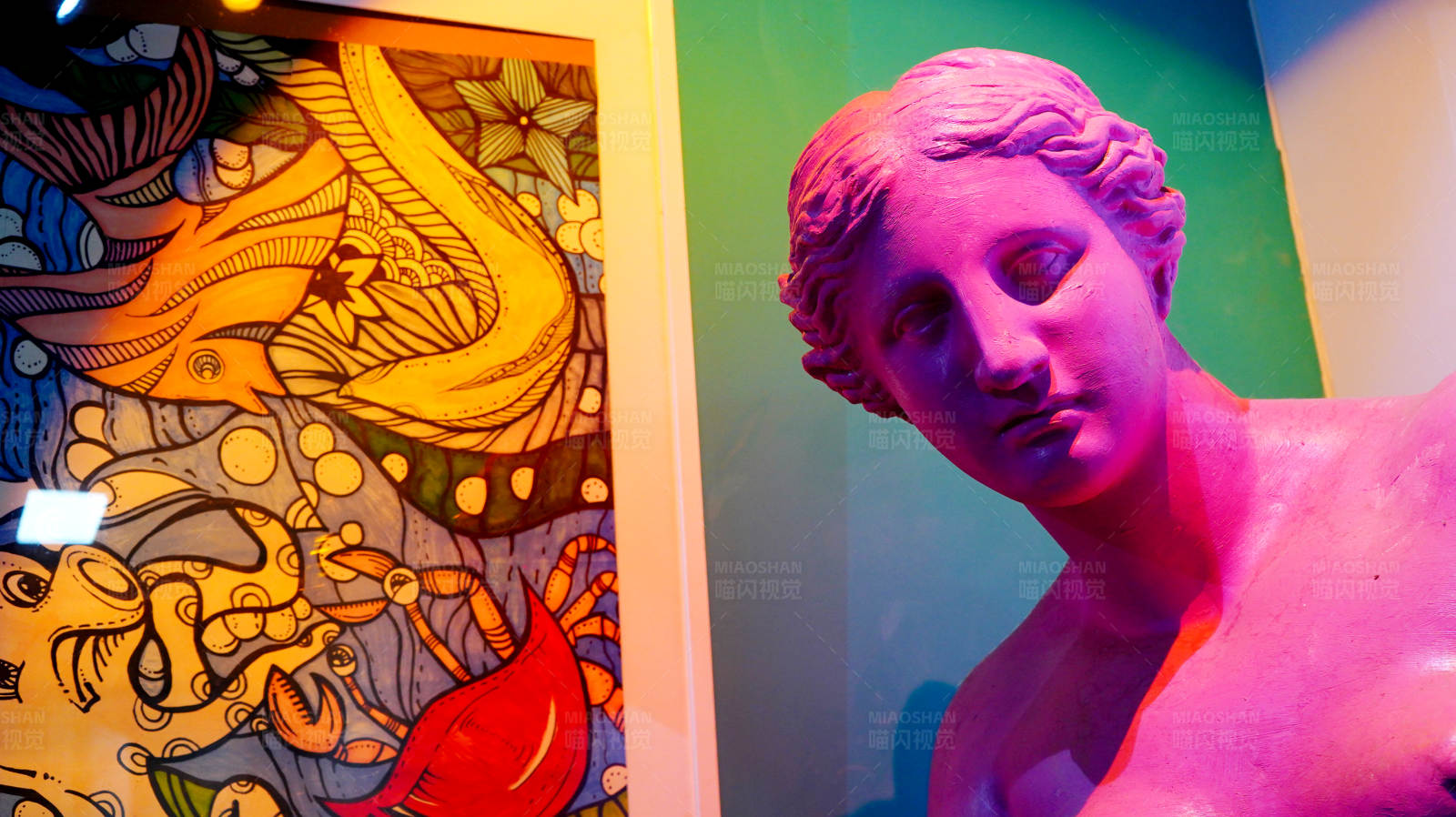 霓虹灯下的艺术碰撞图片