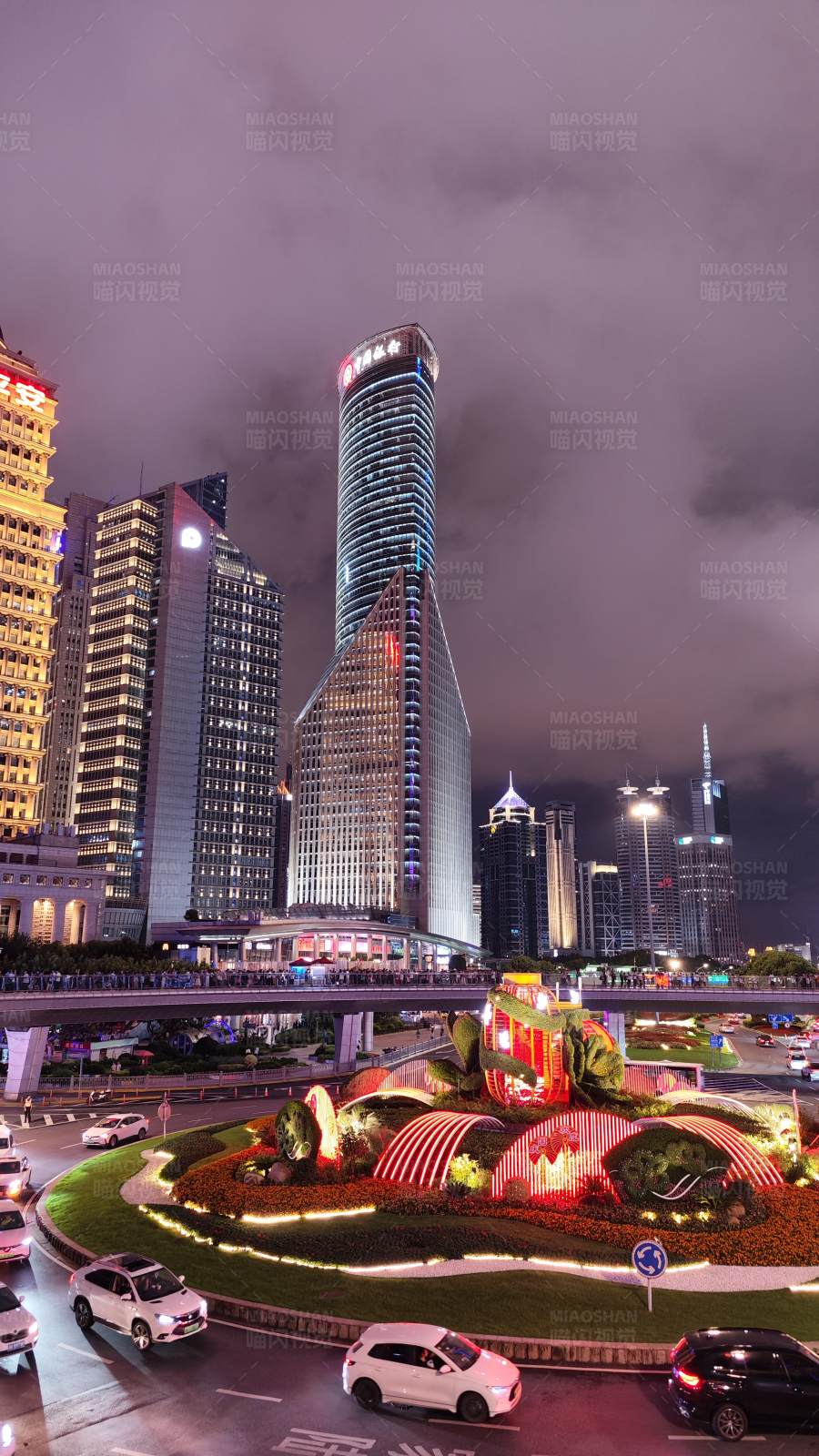 夜幕下的城市繁华图片