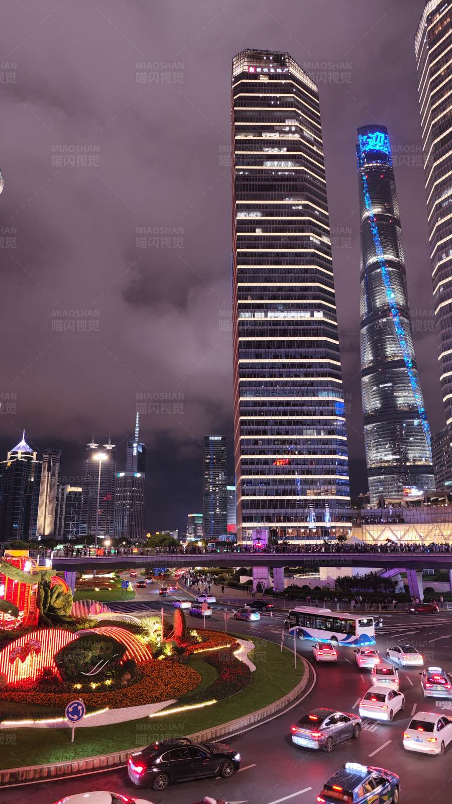 夜幕下的城市天际线图片