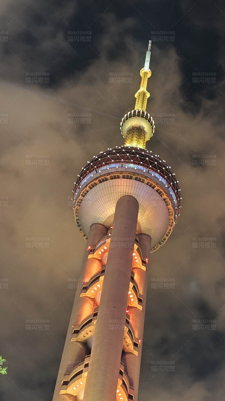 夜空下的璀璨塔楼图片