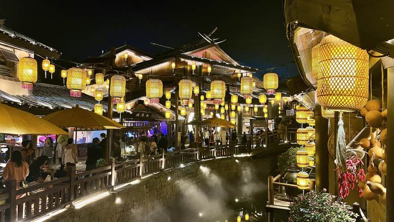 夜市灯笼河畔图片