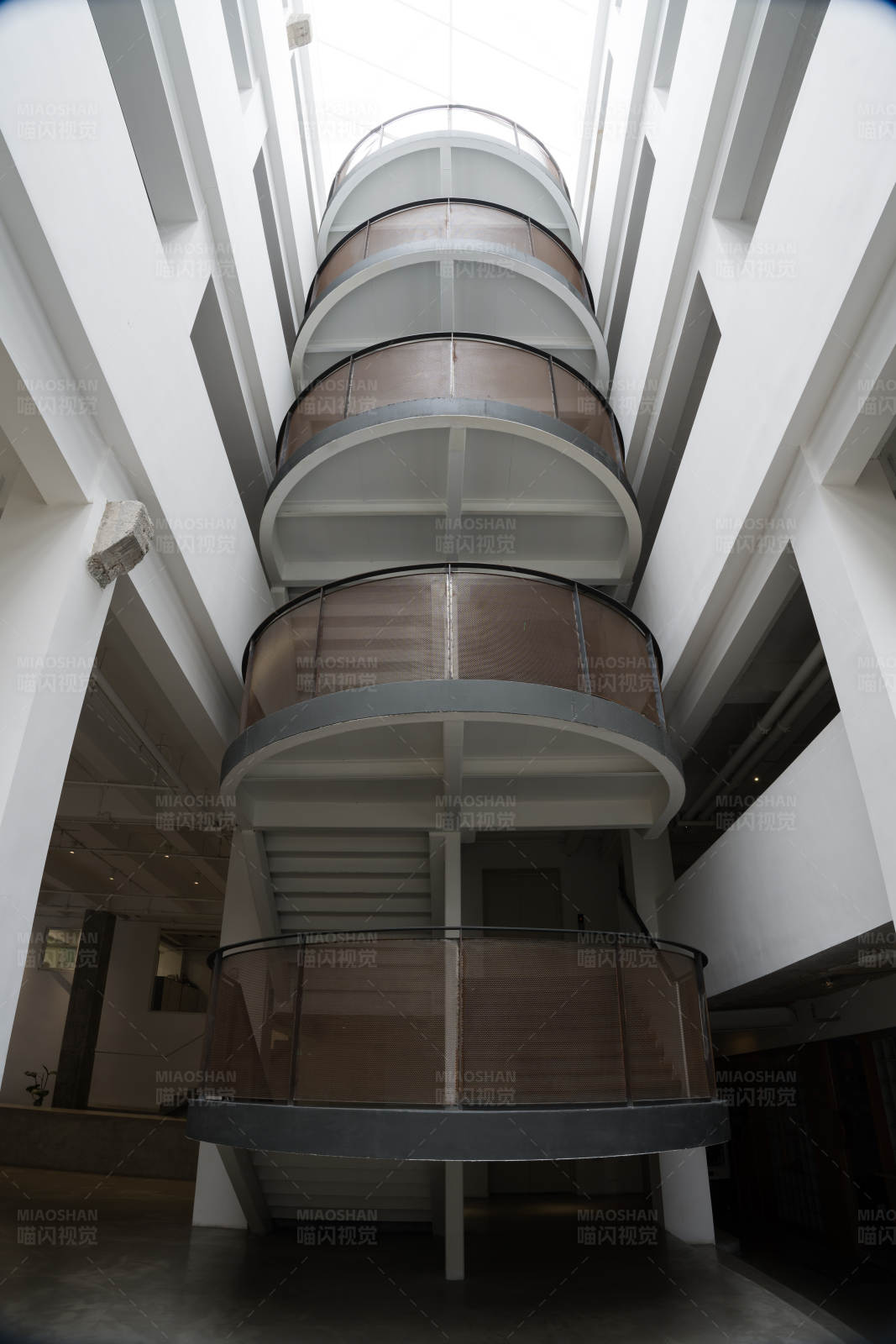 现代建筑中的螺旋楼梯图片