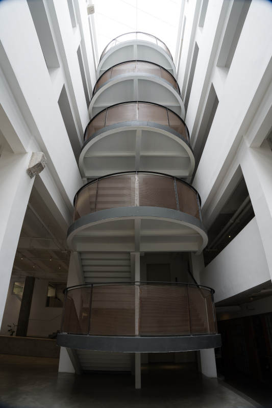 现代建筑中的螺旋楼梯图片