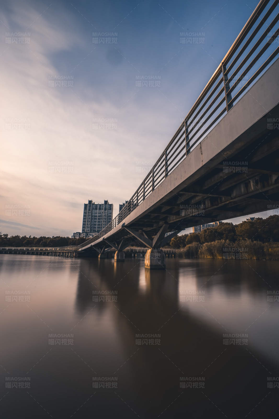 夕阳下的城市桥梁图片