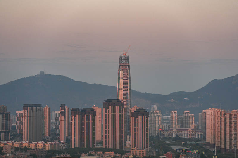厦门日落时分的城市天际线图片