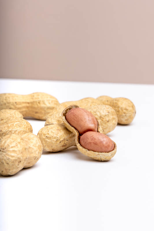 带壳花生与剥开的花生图片