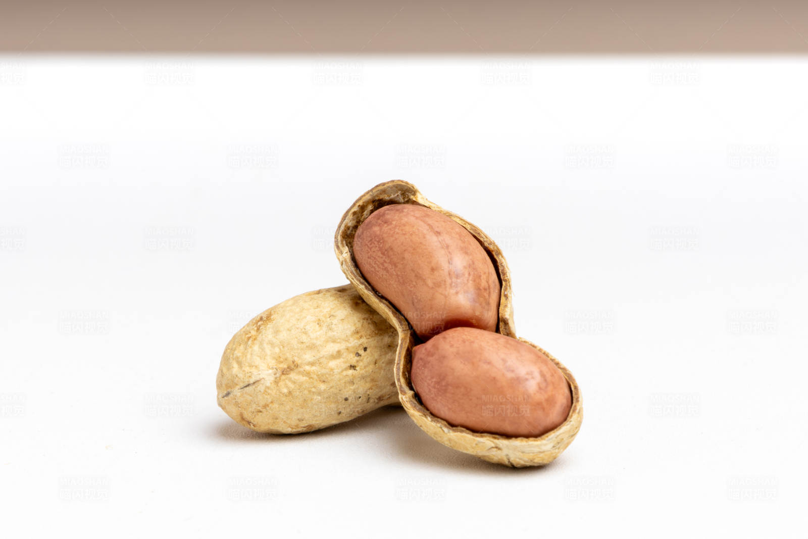 带壳花生与剥开的花生图片